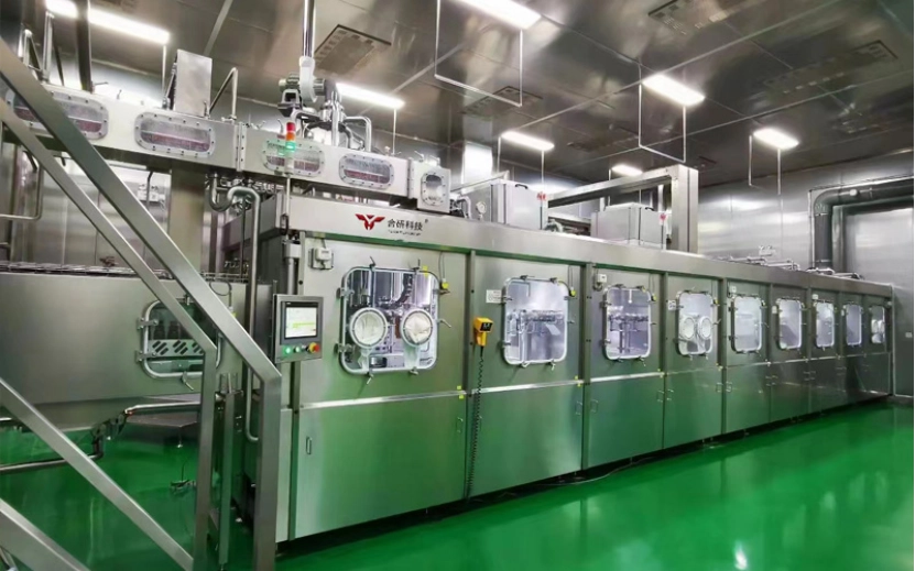 Rotary bottle blowing mold